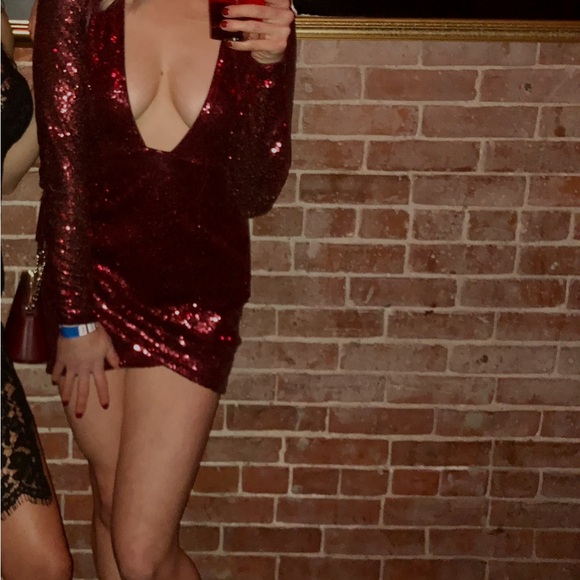 💌🪩🎳🎰Maroon sequined cocktail mini dress! Worn once! - Picture 2 of 5